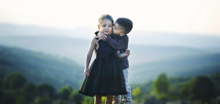 entdecken sie die faszinierenden dynamiken und herausforderungen von geschwisterbeziehungen. erfahren sie, wie geschwisterfreundschaften das leben prägen und welche rolle sie in der emotionalen entwicklung spielen.