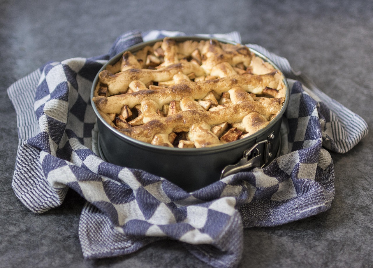 leckeres und traditionelles apple pie-rezept, das mit frischen äpfeln, zimt und knusprigem teig zubereitet wird – perfekt für jede gelegenheit.