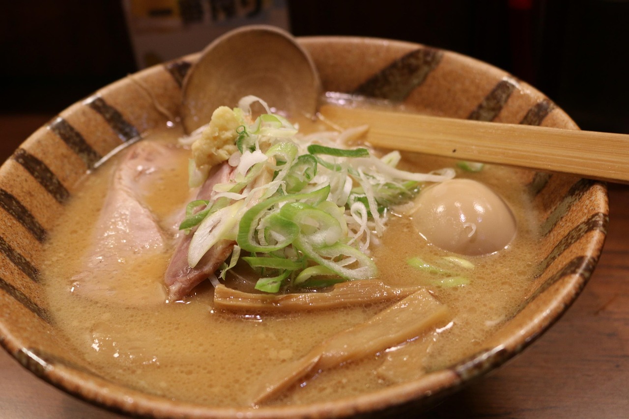 entdecken sie authentische japanische ramen – köstliche nudelgerichte mit aromatischer brühe, frischen zutaten und vielfältigen geschmacksrichtungen.